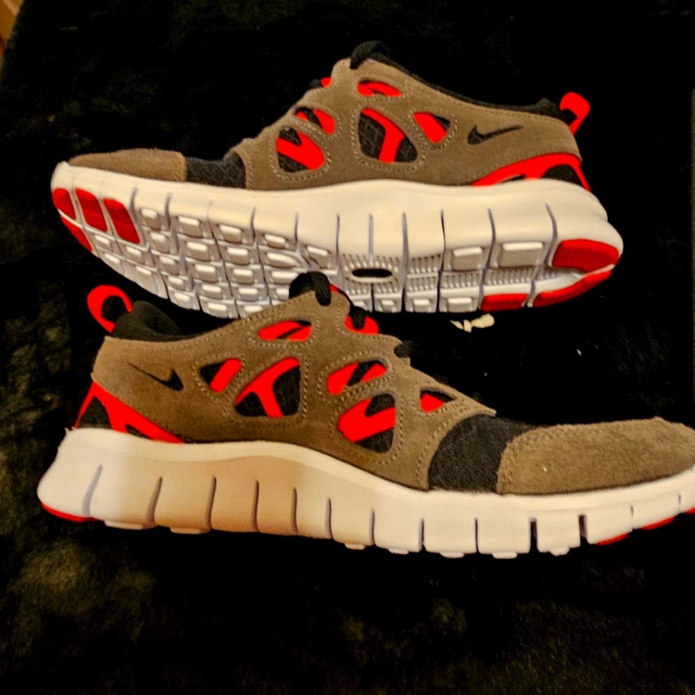 Size 7y- 165. Nike free run 2 Black Siren Red